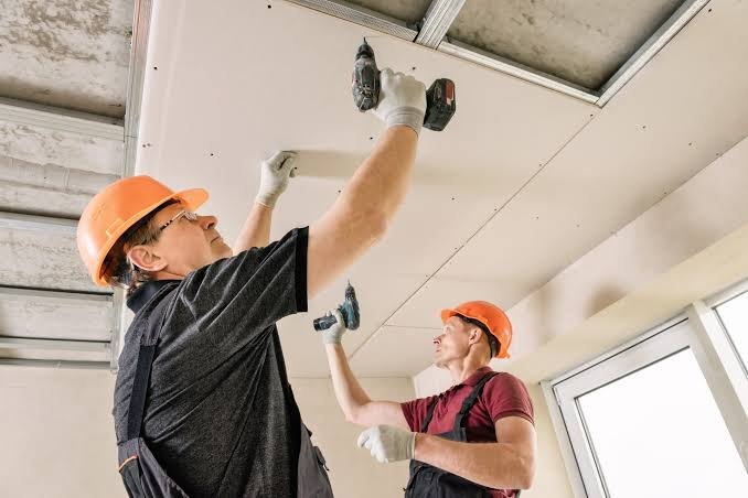 Instalación de paneles de drywall en interiores