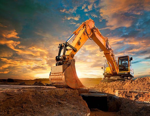 Grúa y estructura metálica en obra de construcción