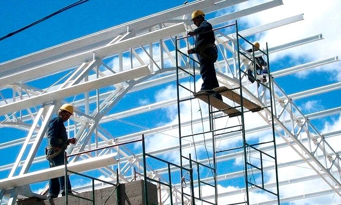 Grúa y estructura metálica en obra de construcción
